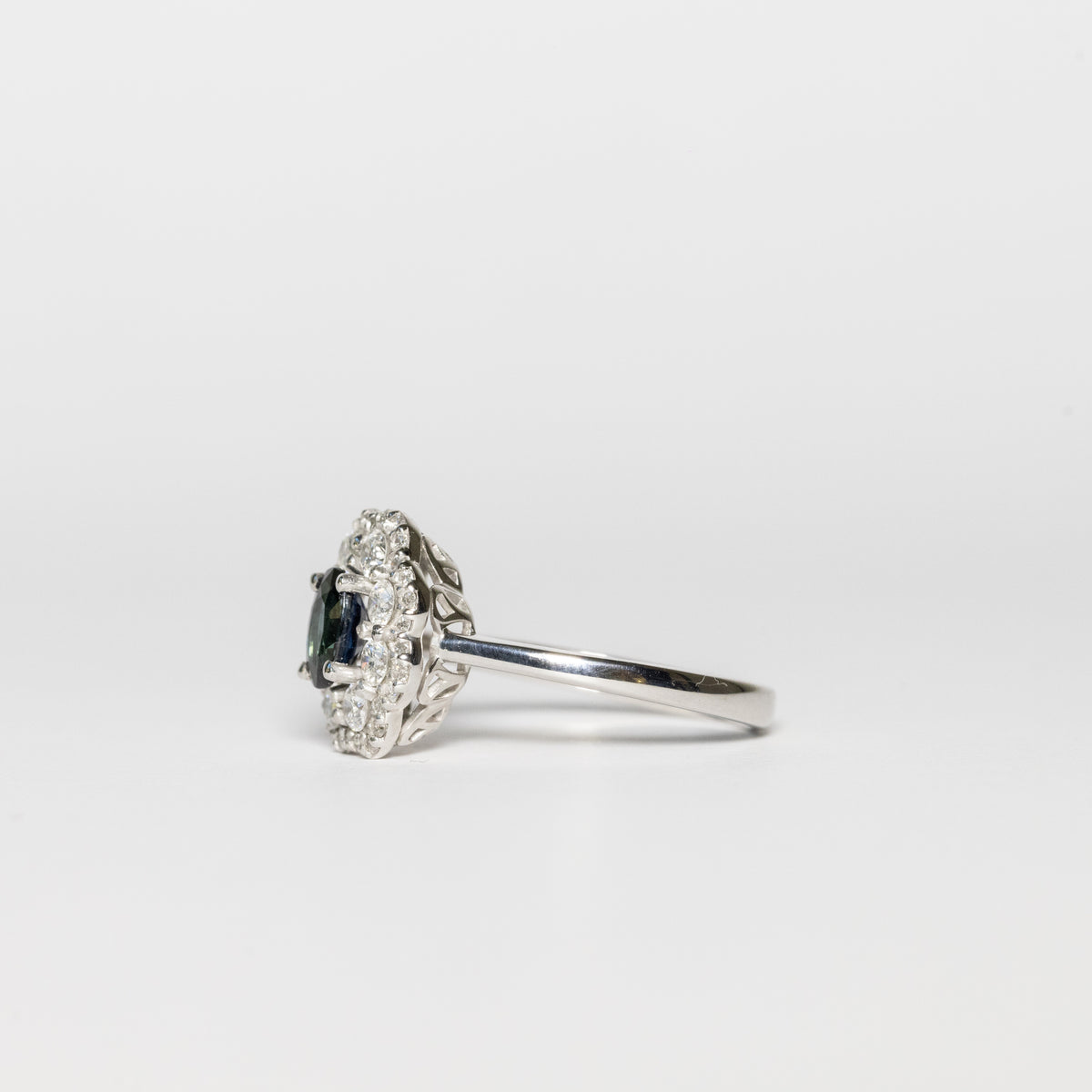 Anello in oro bianco 18 kt con zaffiro centrale forma ovale e contorno in diamanti