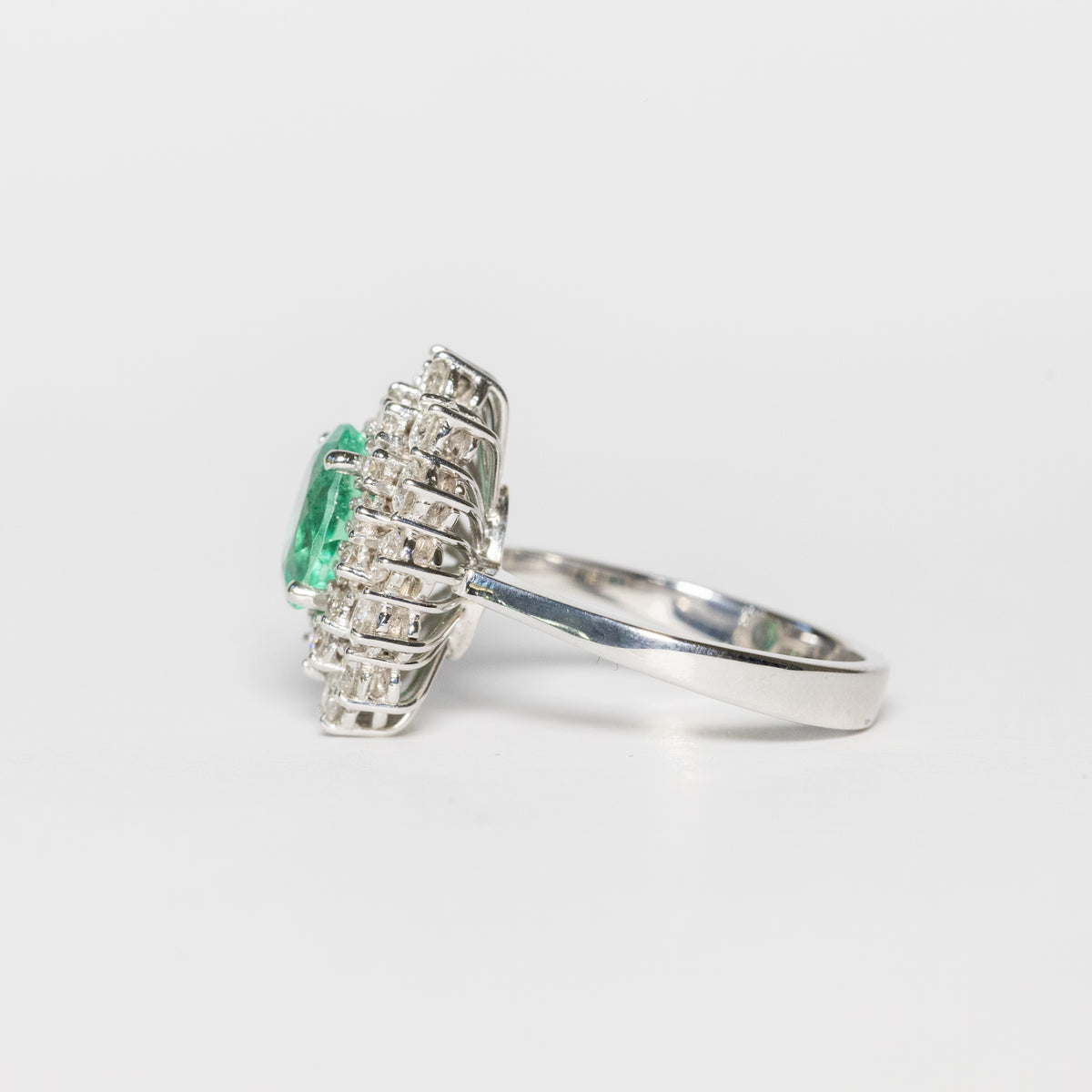 Anello in Oro Bianco 18KT con Smeraldo centrale forma Ovale e doppio contorno in Diamanti