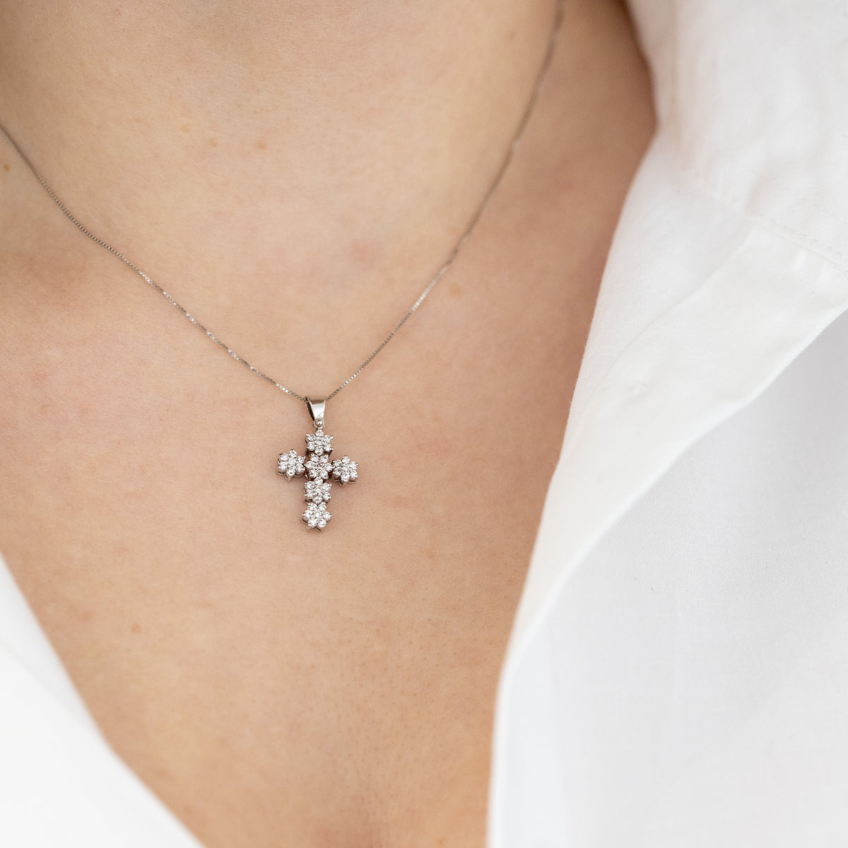 Collana In Oro Bianco 18 Kt Con Croce Di Fiori In Pavé Di Diamanti