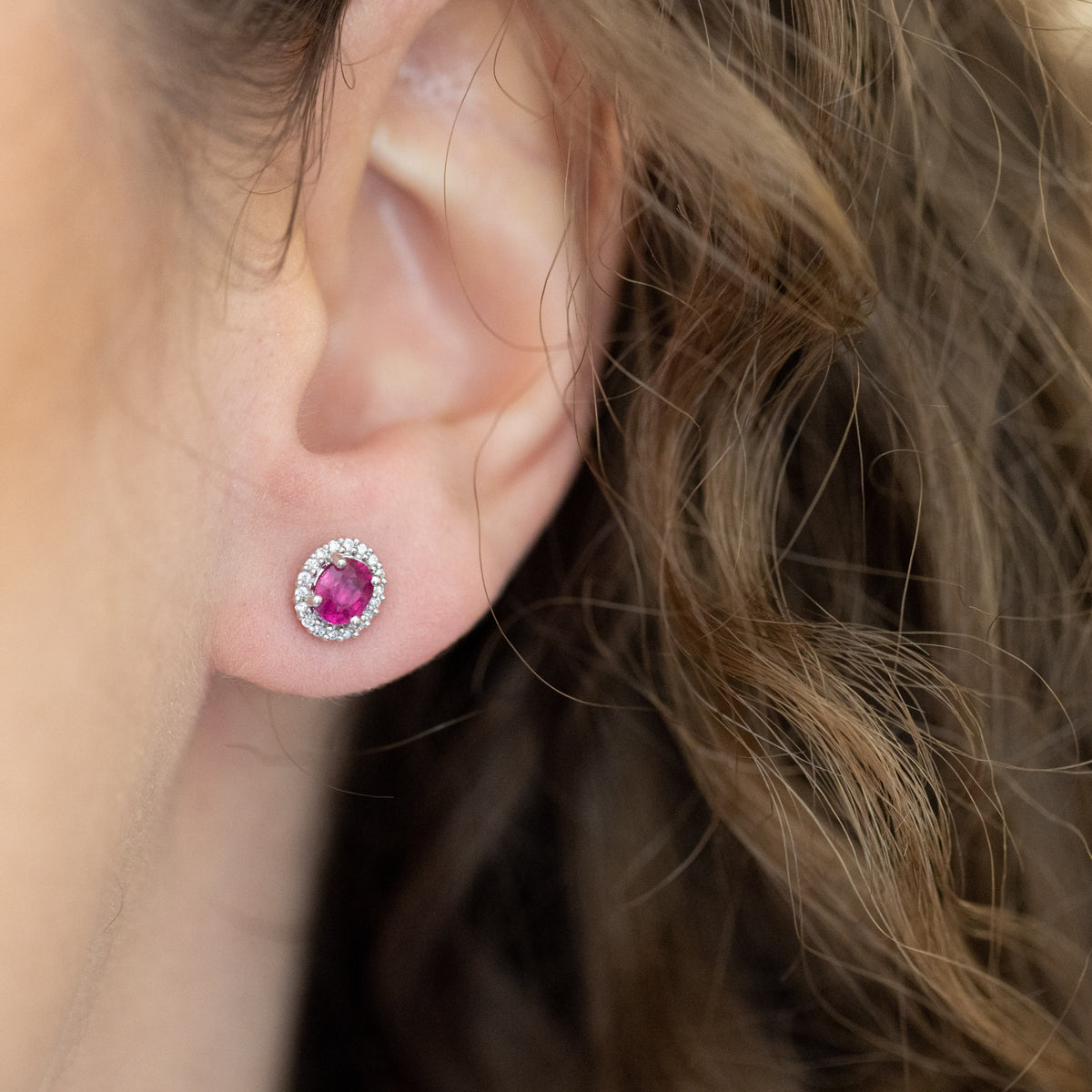 Orecchini in oro bianco 18kt con Rubino centrale e contorno di diamanti