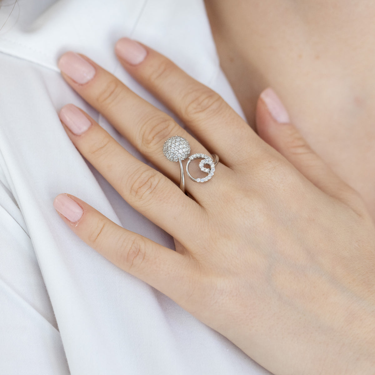 Anello In Oro Bianco 18 Kt E Fantasia In Pavé Di Diamanti