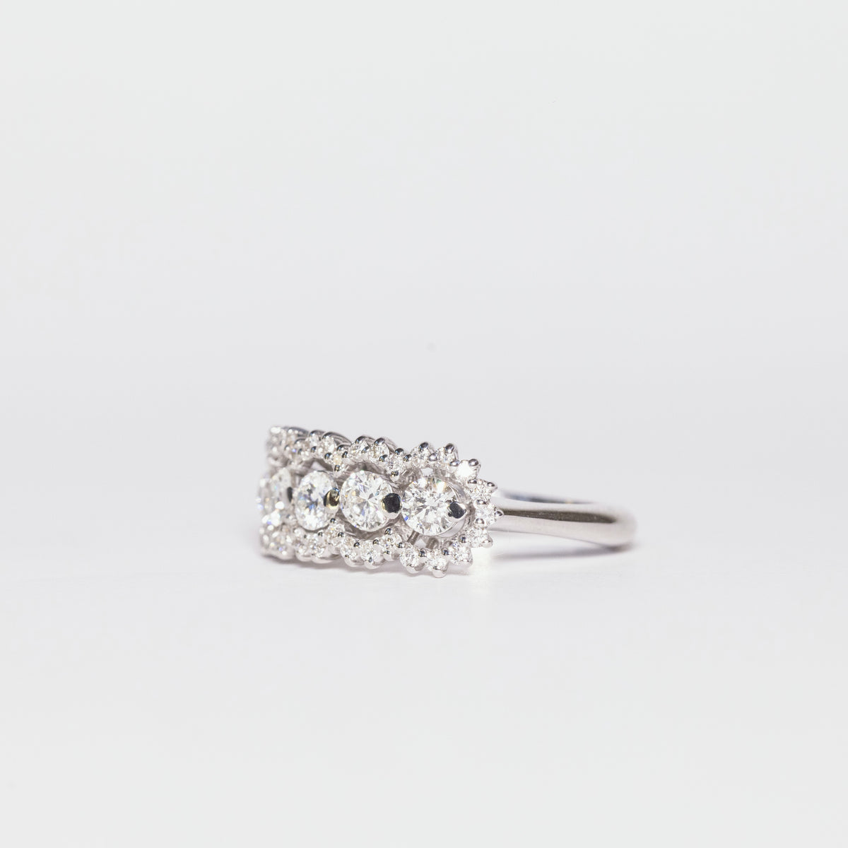 18kt White Gold And Diamond Veretta Ring
