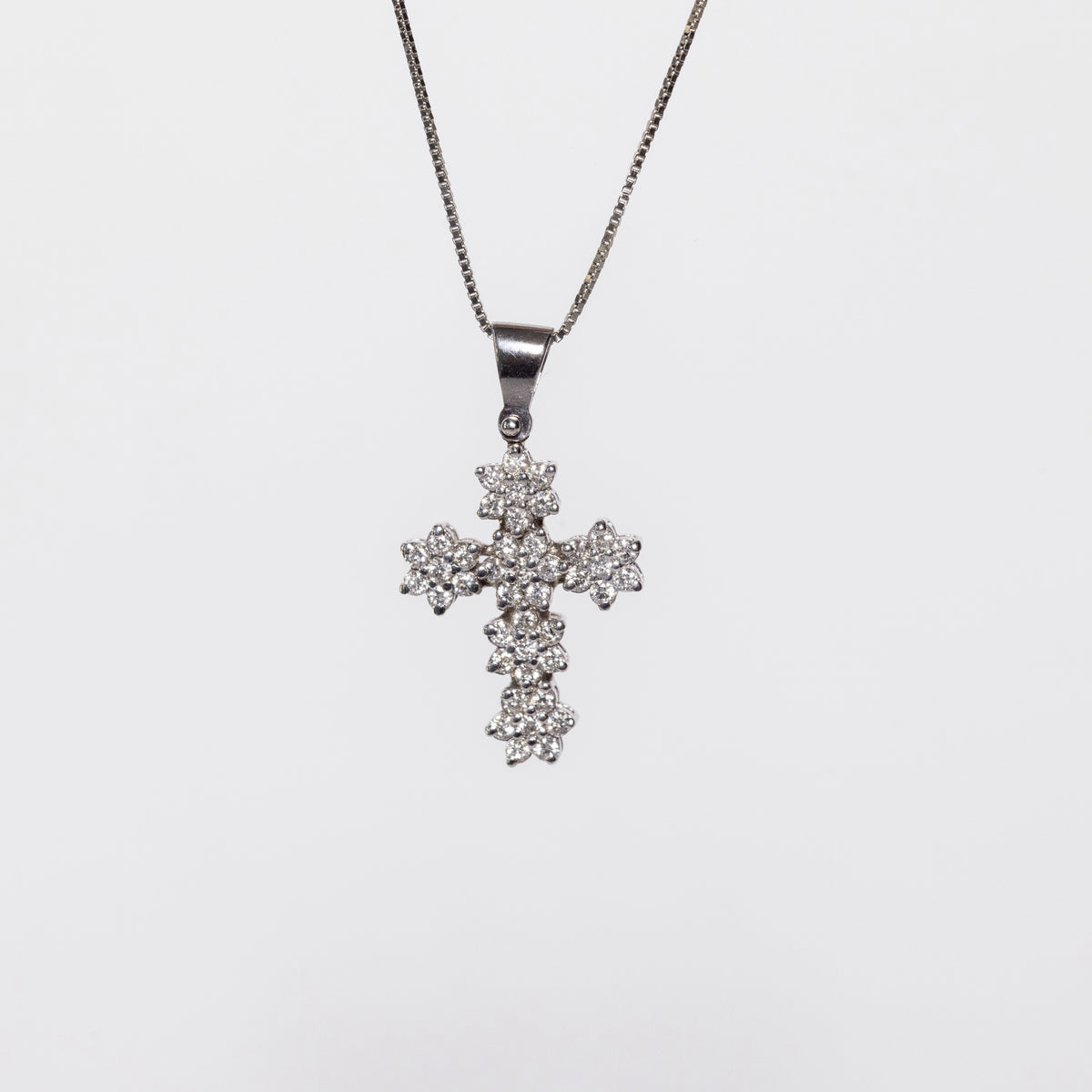 18K White Gold Necklace With Diamond Pavé Flower Cross