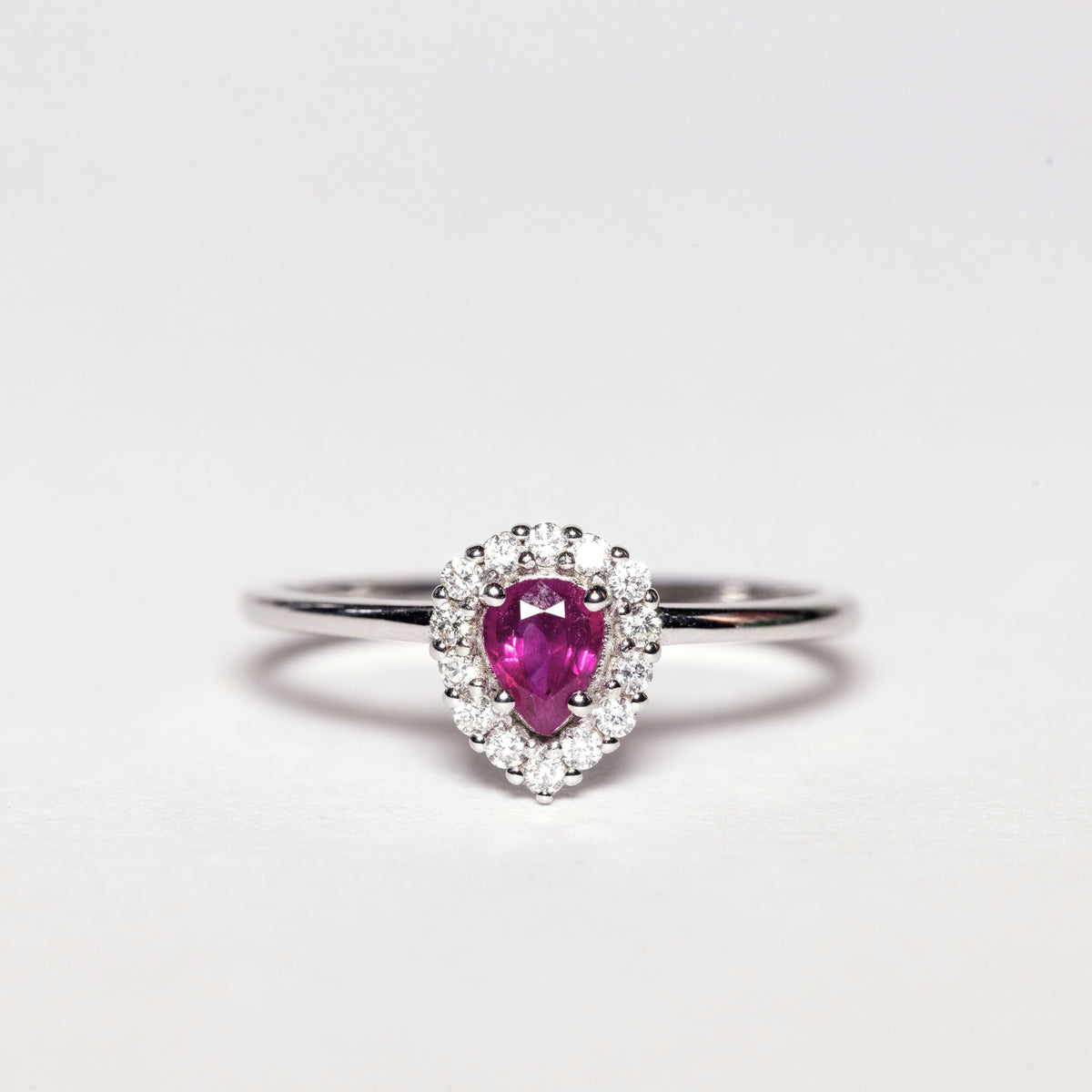 18Kt White Gold Ring with Ruby and Diamonds