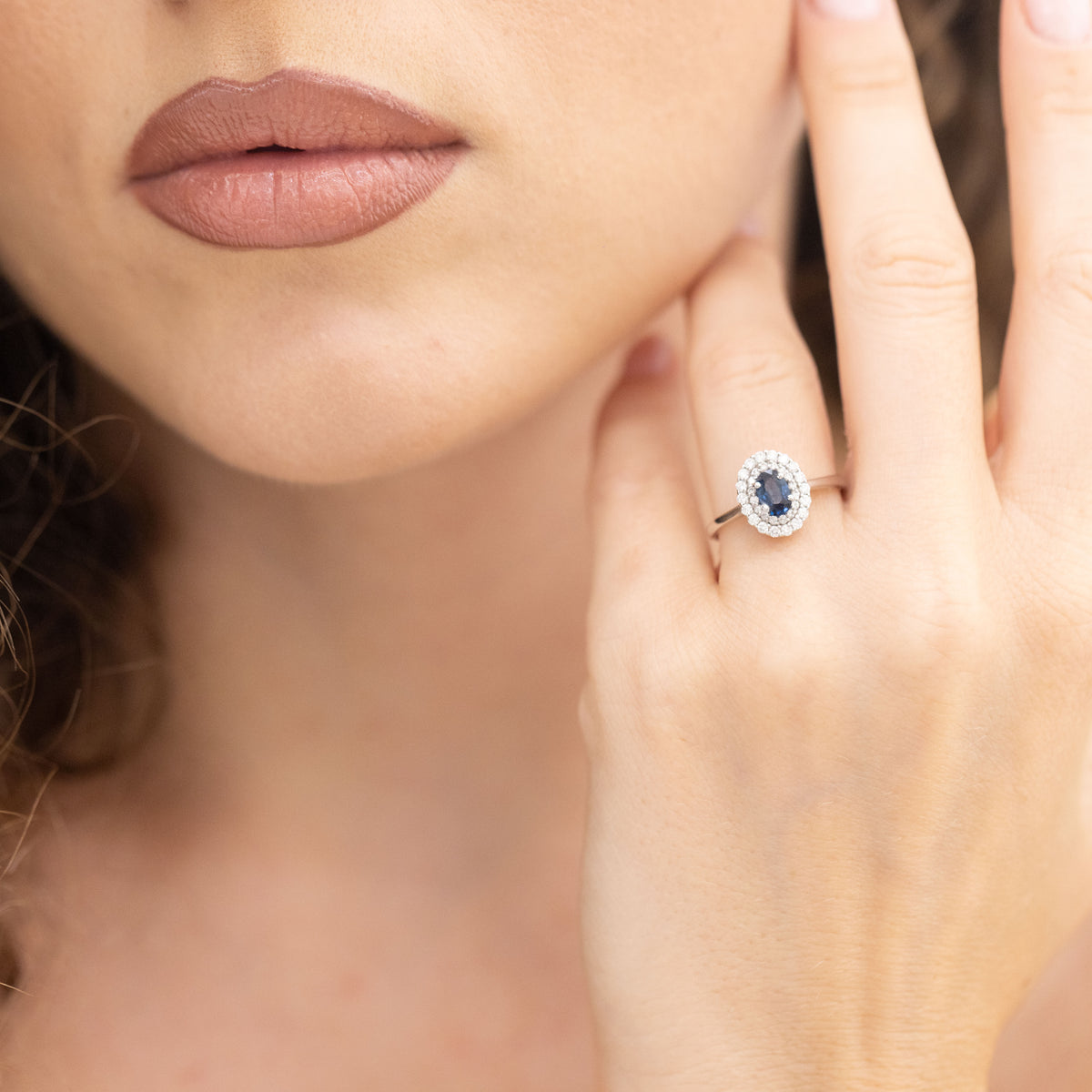 18K White Gold Ring With Sapphire And Double Row Of Diamonds