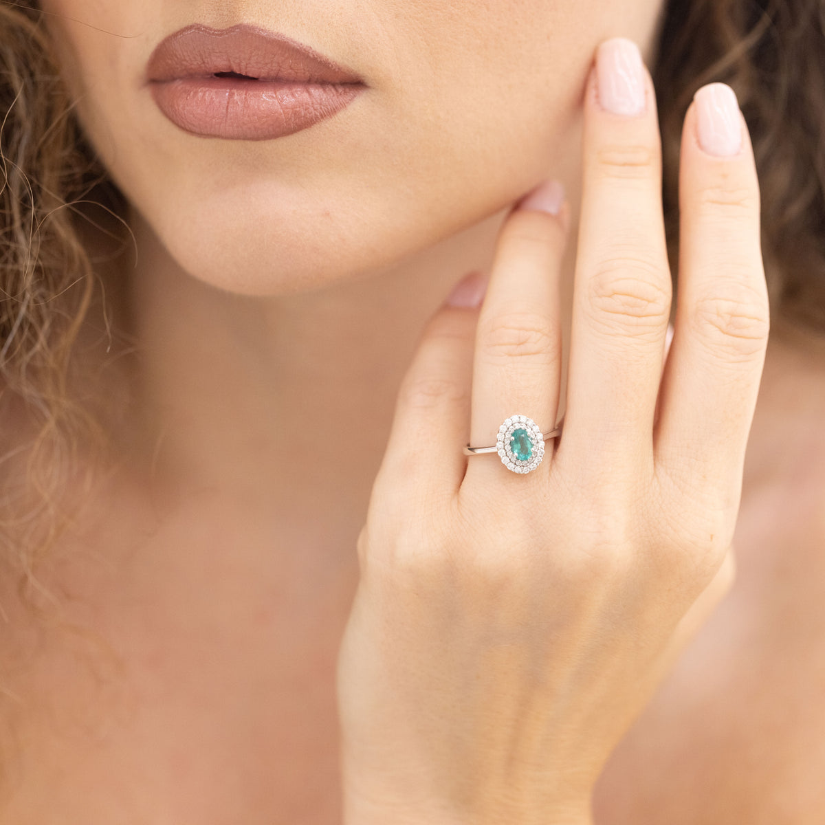 18K White Gold Ring With Emerald And Double Row Of Diamonds