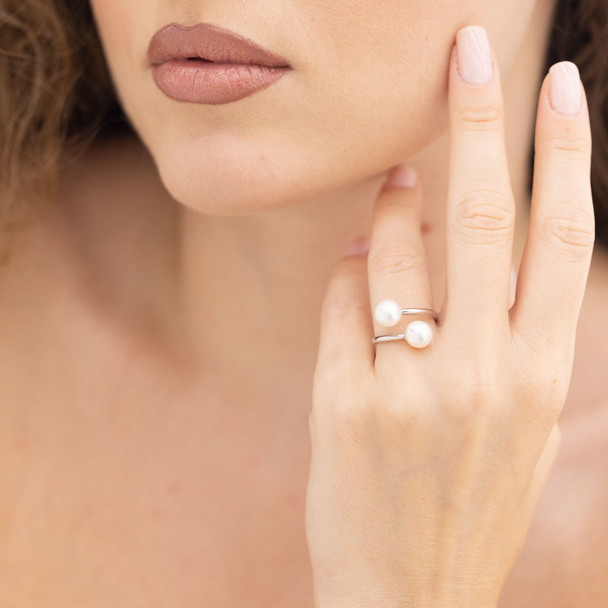 18kt White Gold Contrariè Ring with Freshwater Pearls