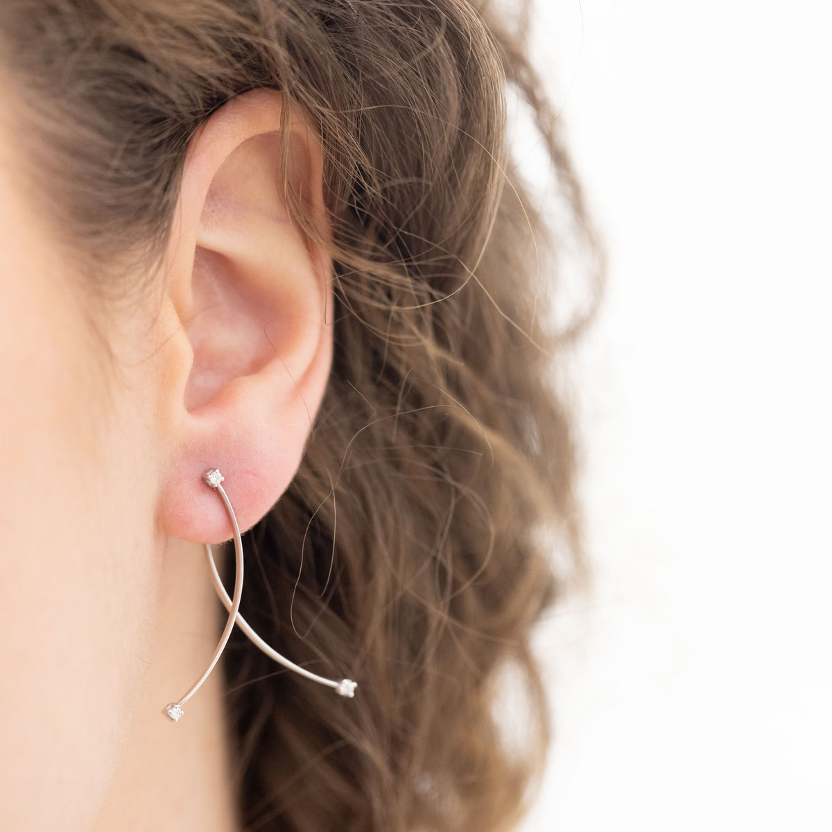 Orecchini Contrariè In Oro Bianco 18 Kt Con Diamanti