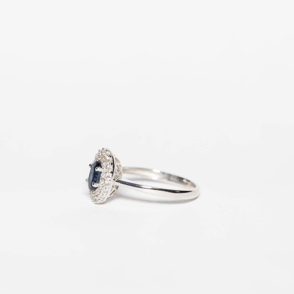 18K White Gold Ring With Sapphire And Double Row Of Diamonds