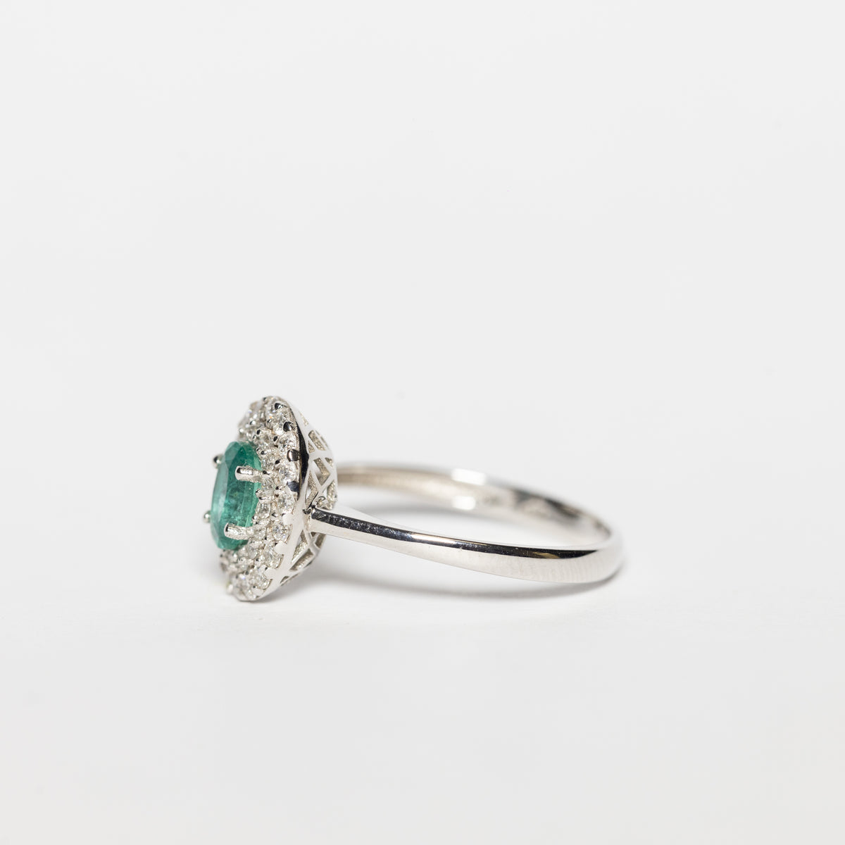 18K White Gold Ring With Emerald And Double Row Of Diamonds