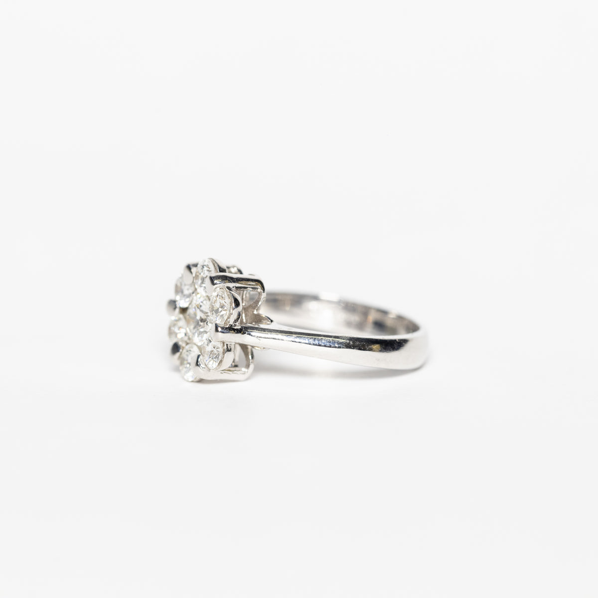 Anello Solitario In Oro Bianco 18 kt Con Fiore Di Diamanti