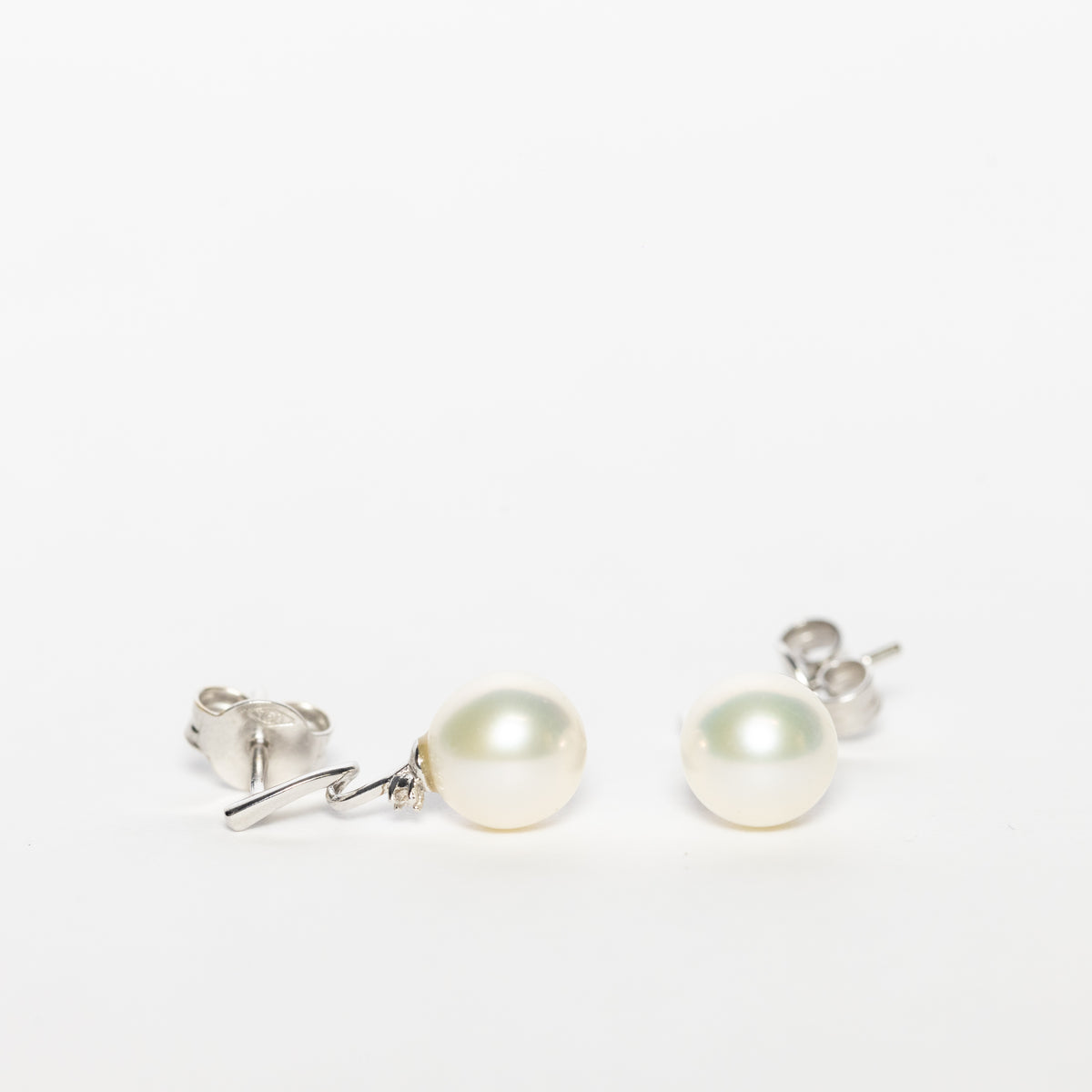 Orecchini Pendenti In Oro Bianco 18 Kt Con Punto Luce E Perle