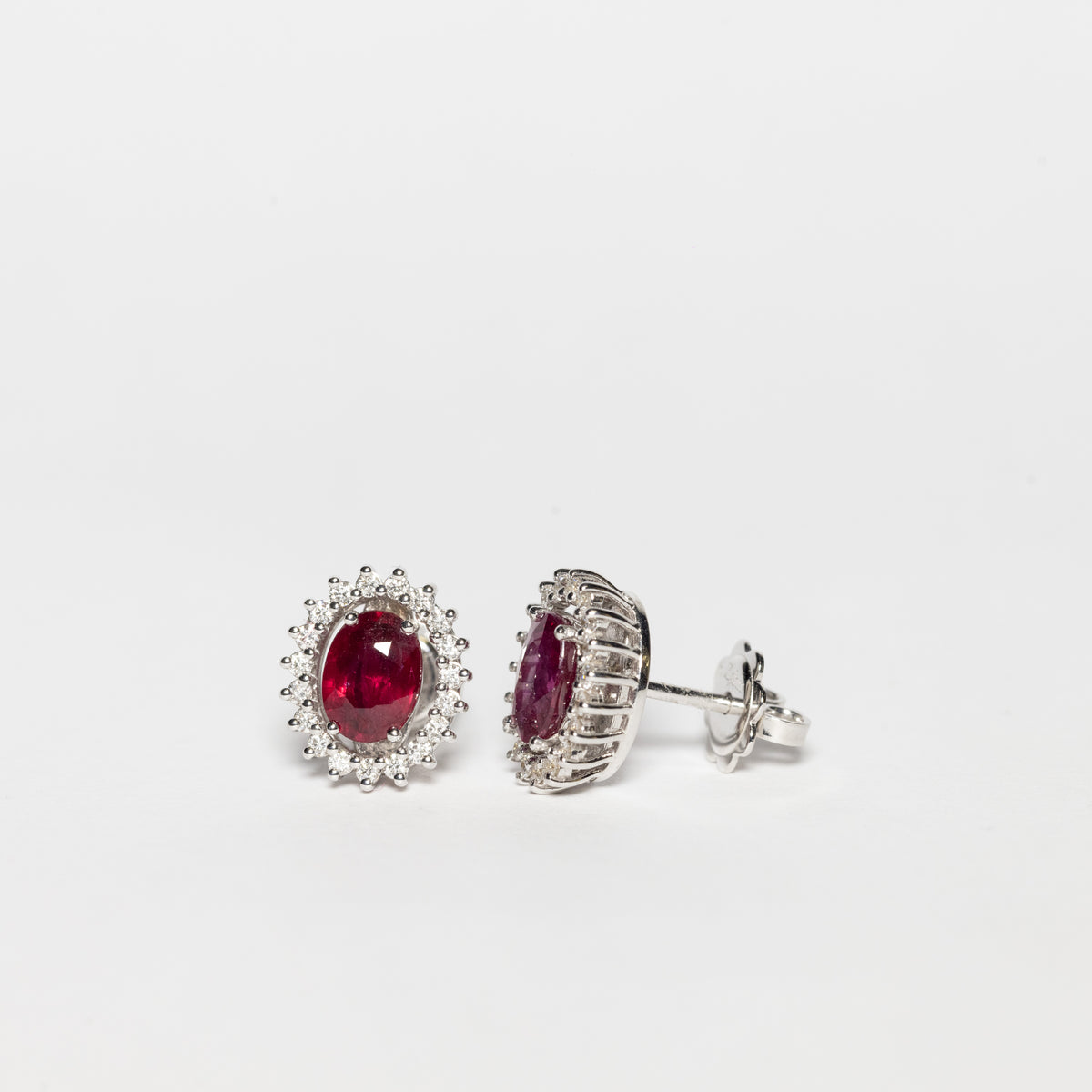 Orecchini In Oro Bianco 18 Kt Con Rubini E Giro Di Diamanti