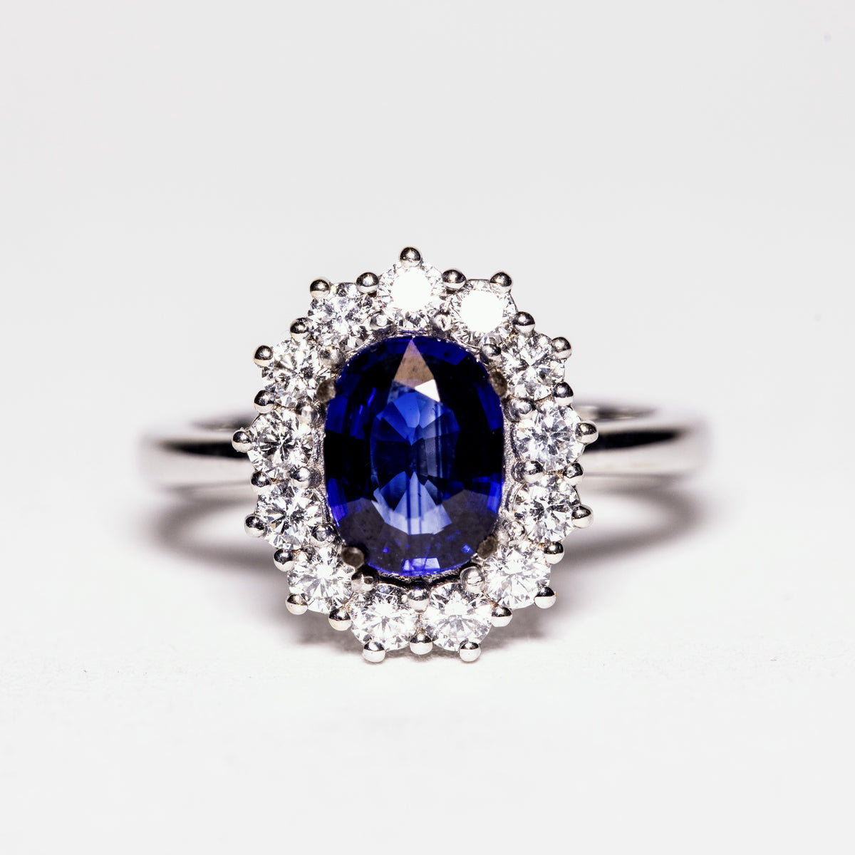 18kt White Gold Ring with Ceylon Sapphire and Diamond Surround