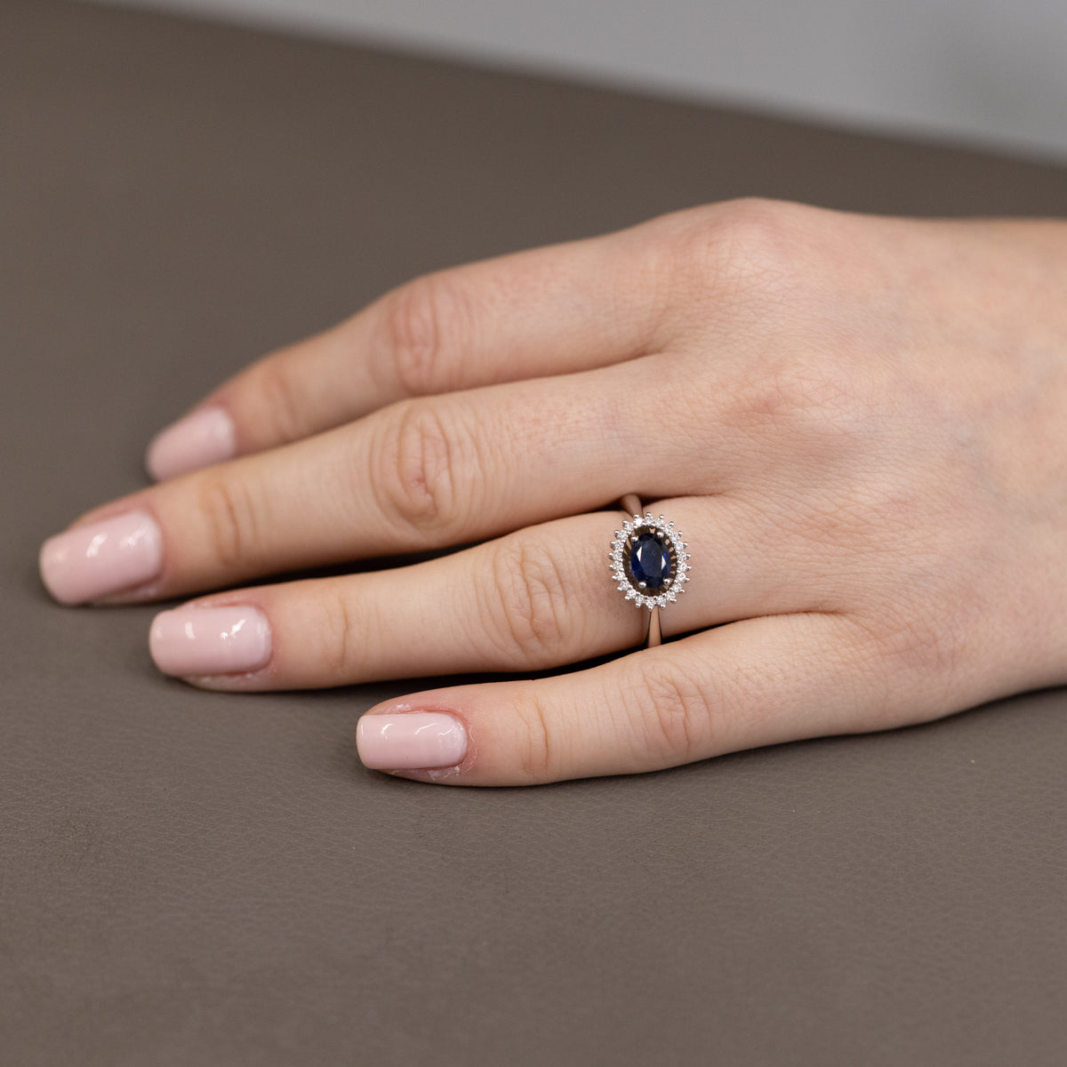 Anello Solitario con Zaffiro Rotondo, Diamanti e Oro 18KT