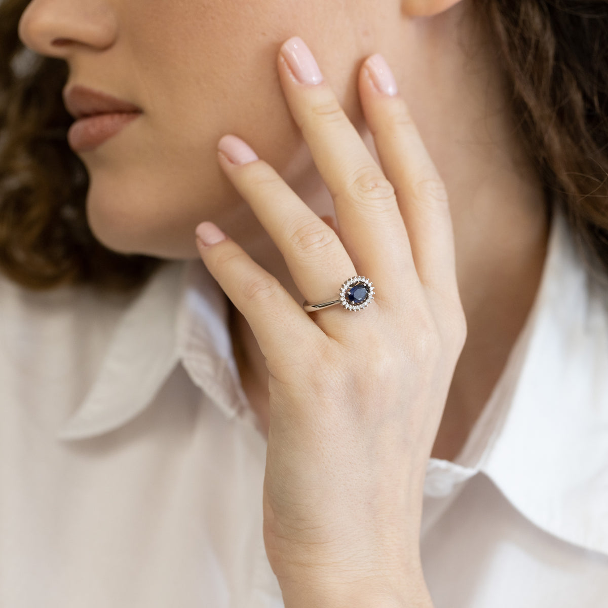 Anello Solitario con Zaffiro Rotondo, Diamanti e Oro 18KT