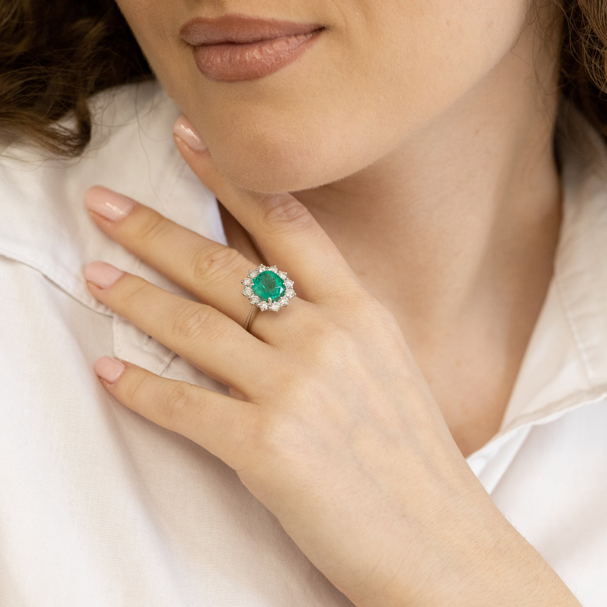 Anello in Oro Bianco 18KT con Smeraldo centrale da 3,53kt