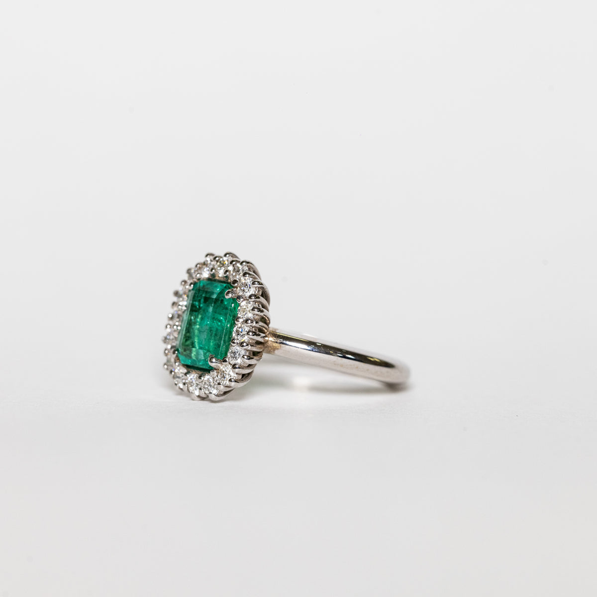 18K White Gold Ring With Central Emerald And Diamond Row