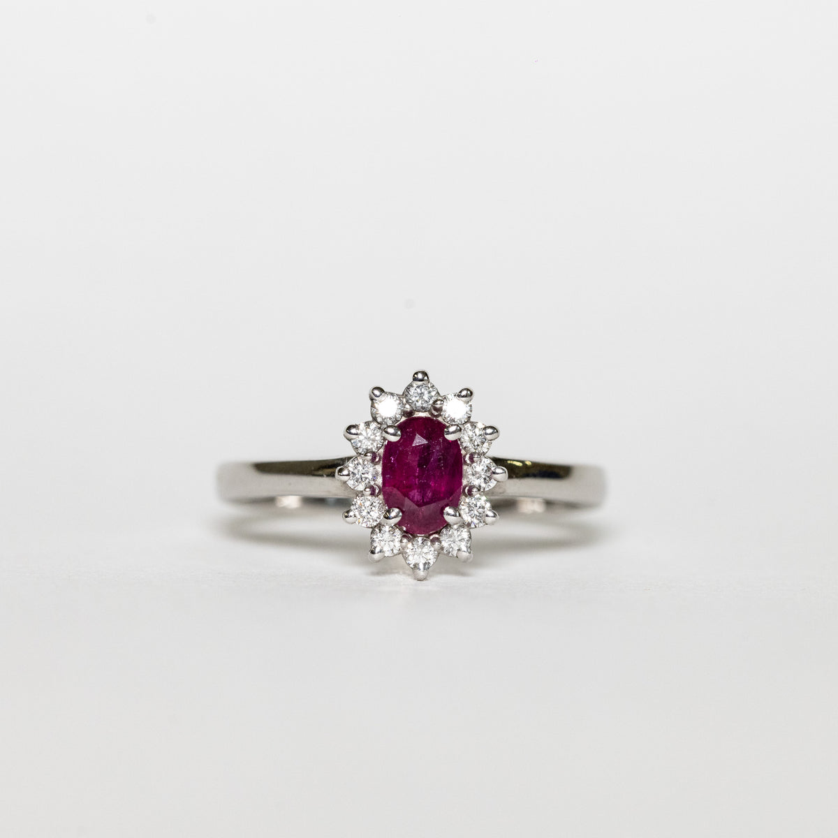 White Gold Ring With Central Ruby And Diamonds