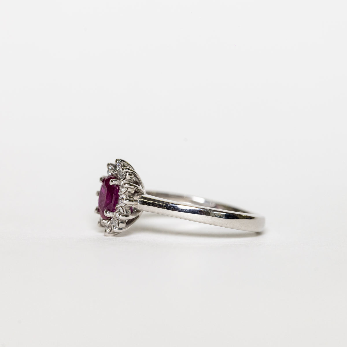 White Gold Ring With Central Ruby And Diamonds