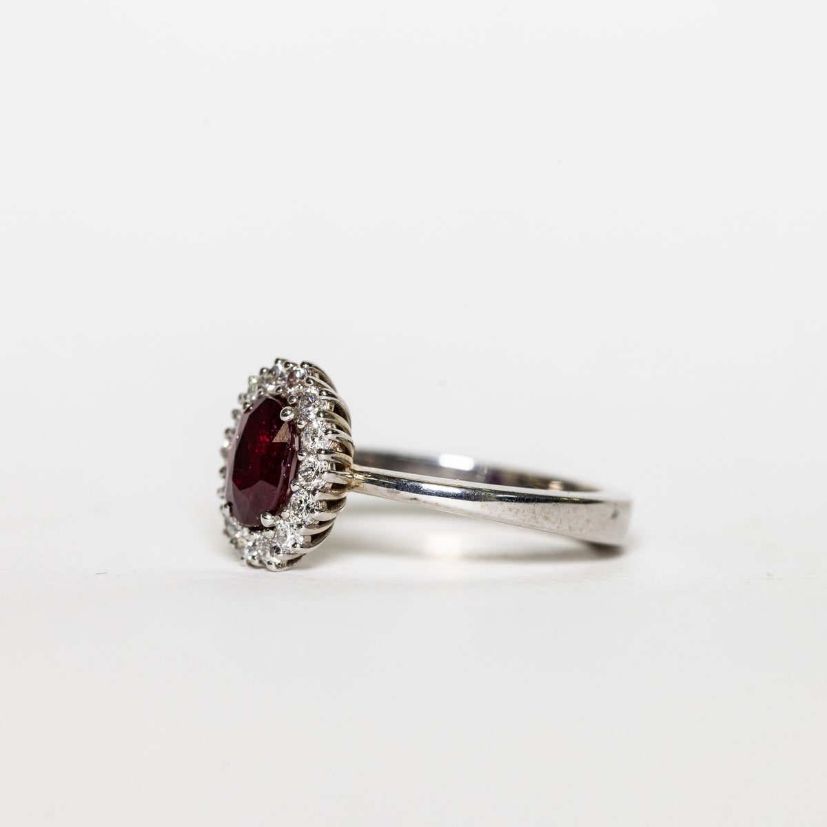 18K White Gold Ring With Central Ruby And Diamond Ring