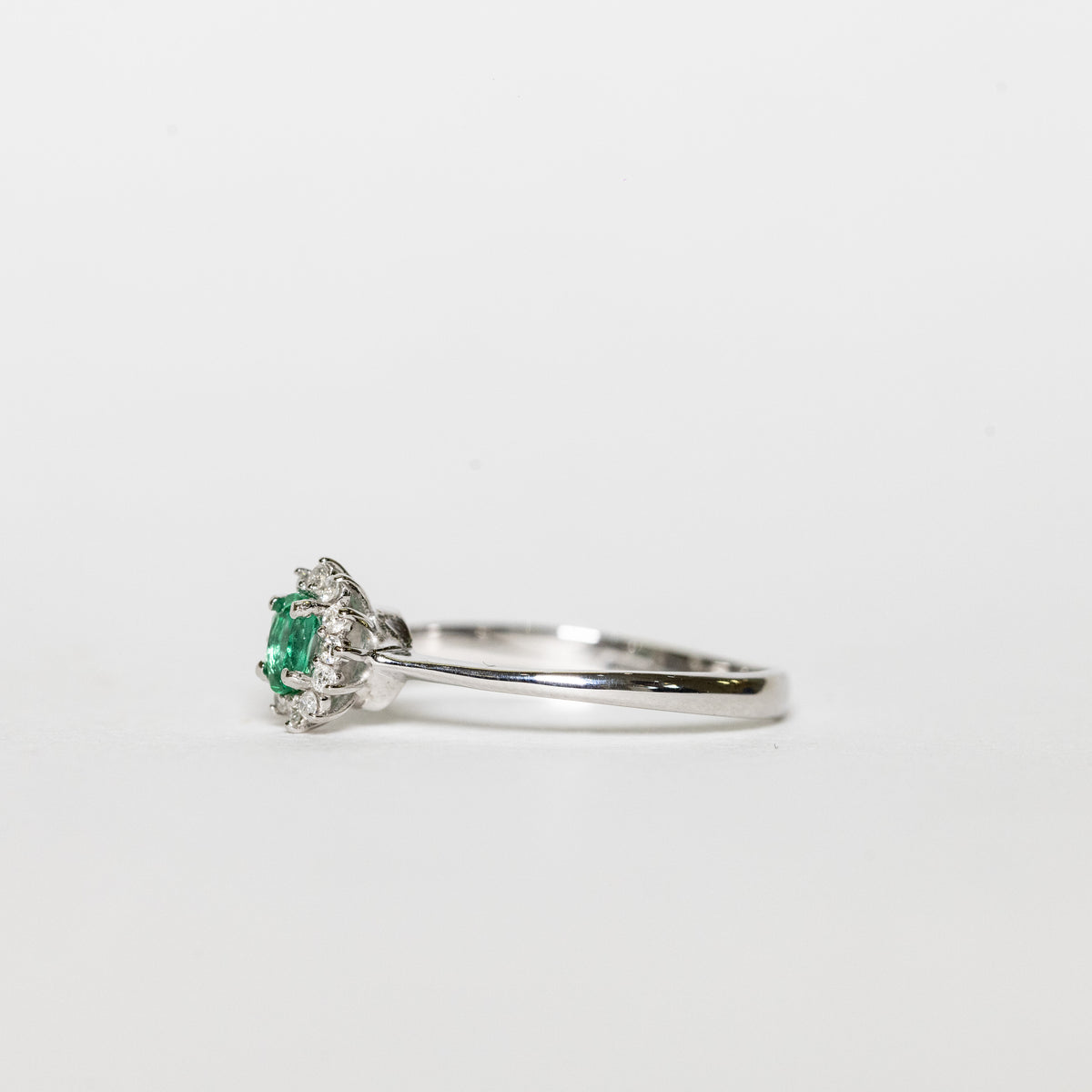 18K White Gold Ring With Emerald And Diamonds