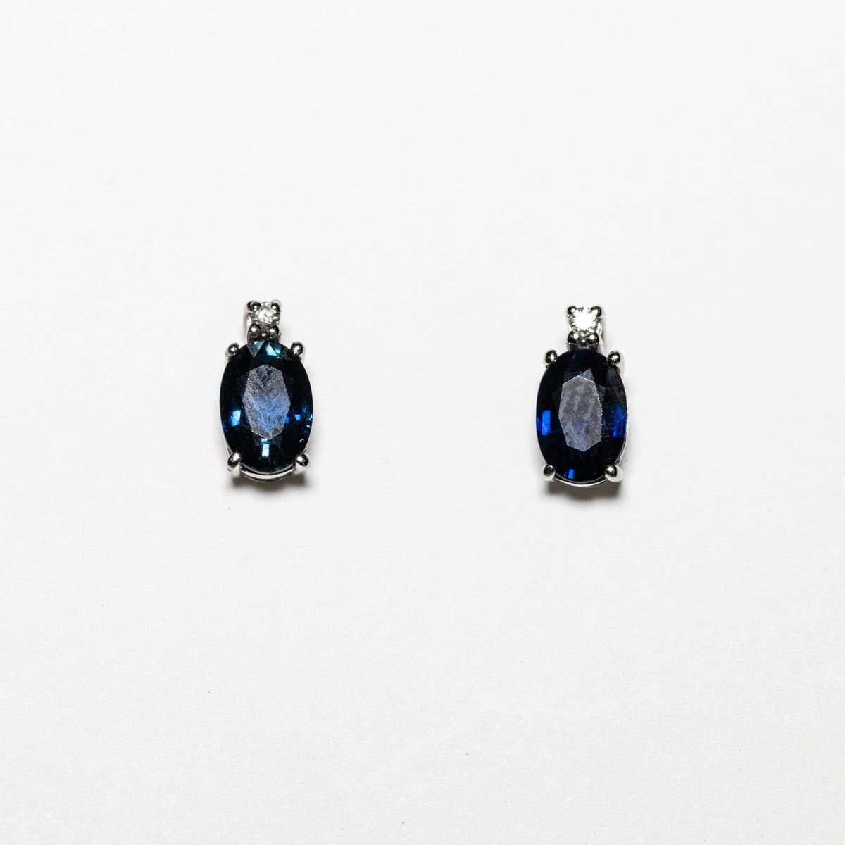 18K White Gold Earrings With Sapphires And Diamonds