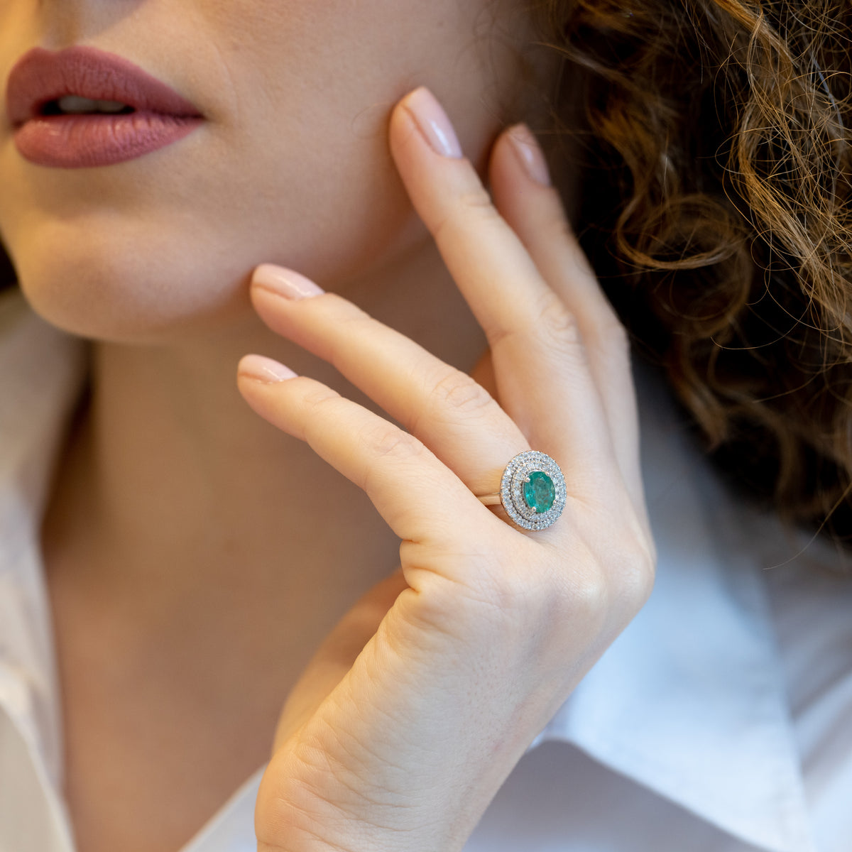 18Kt White Gold Ring With Oval Emerald And Double Row Of Diamonds
