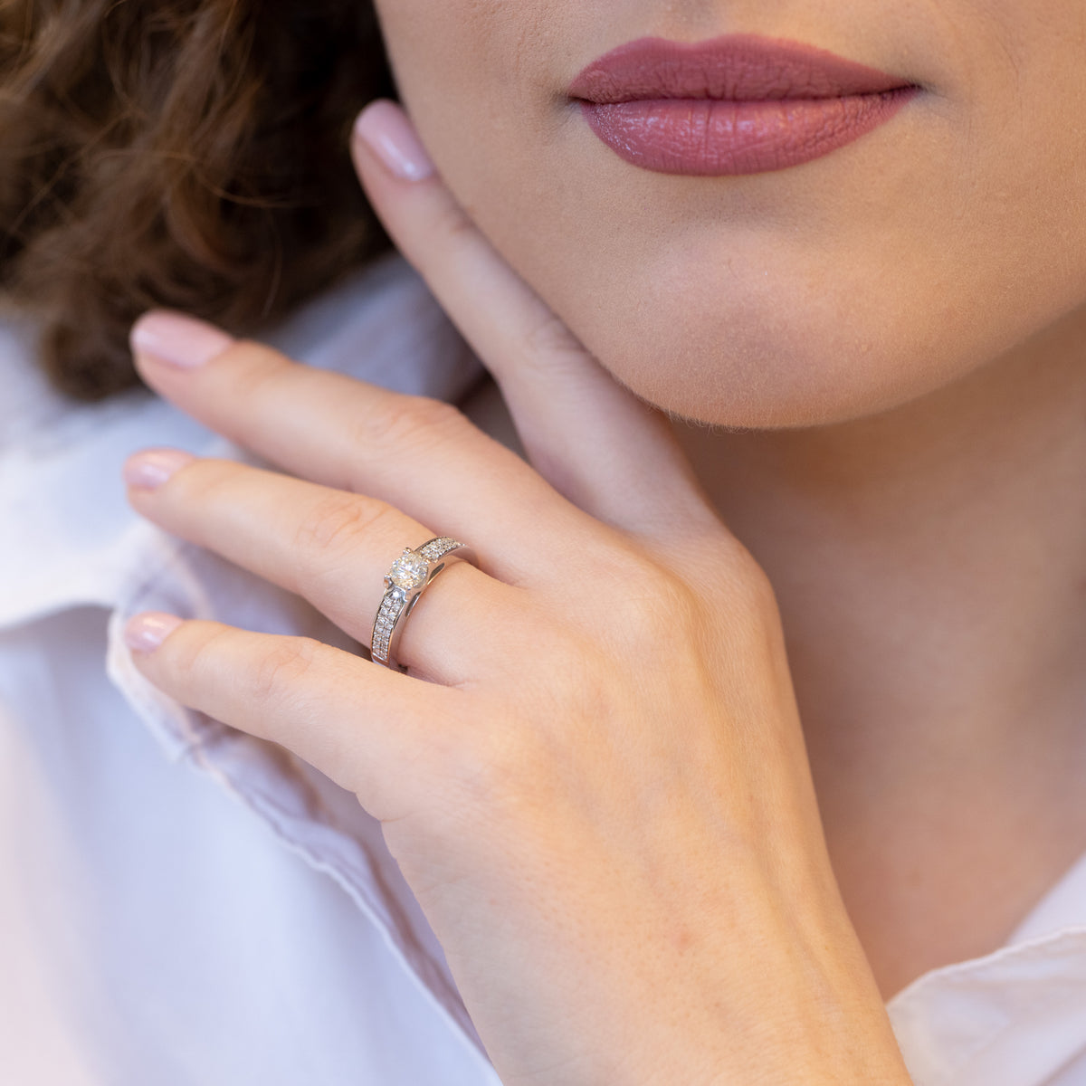 Anello Solitario Con Diamanti Laterali In Oro Bianco 18 Kt E diamante centrale da 0.45kt