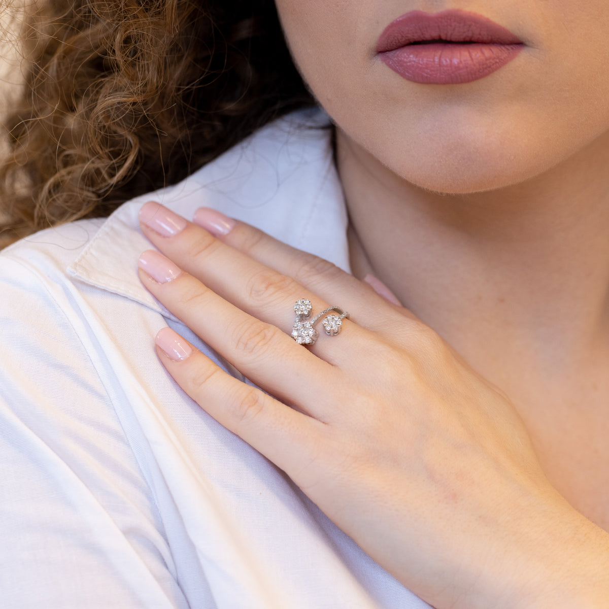 18kt White Gold Fantasy Ring With Trilogy Of Flowers In Diamond Pavé