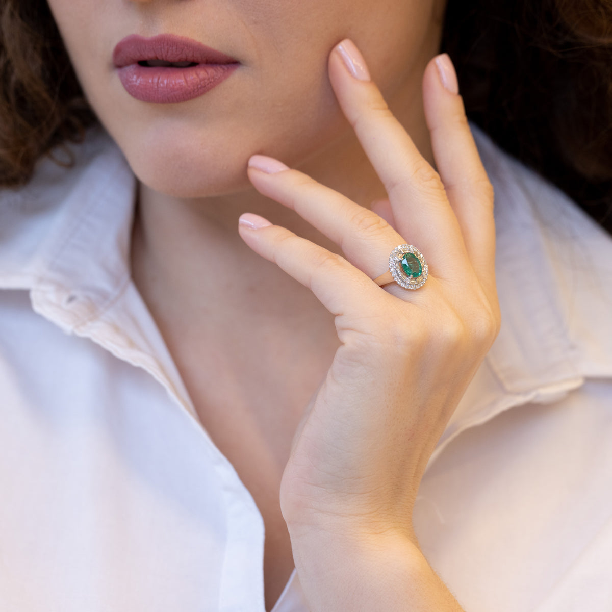 18K White Gold Ring With Central Emerald And Double Row Of Illussion Diamonds