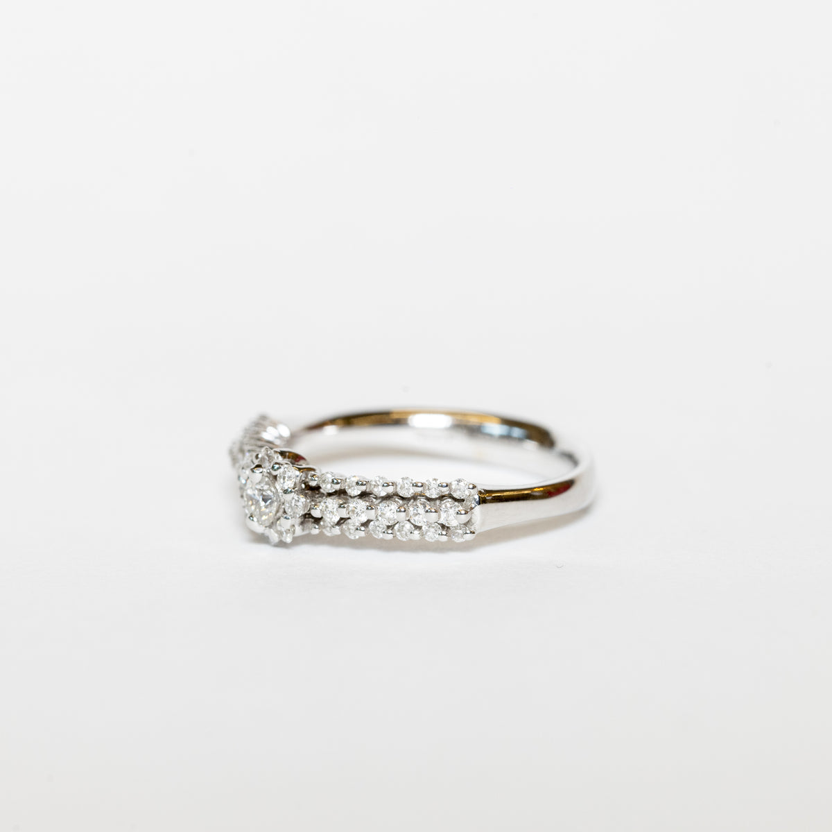 18KT GOLD DIAMOND BAND RING WITH CENTRAL DIAMOND TOTAL CARAT 0.57 CT