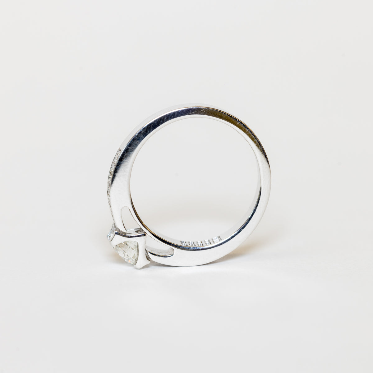 Anello Solitario Con Diamanti Laterali In Oro Bianco 18 Kt E diamante centrale da 0.45kt