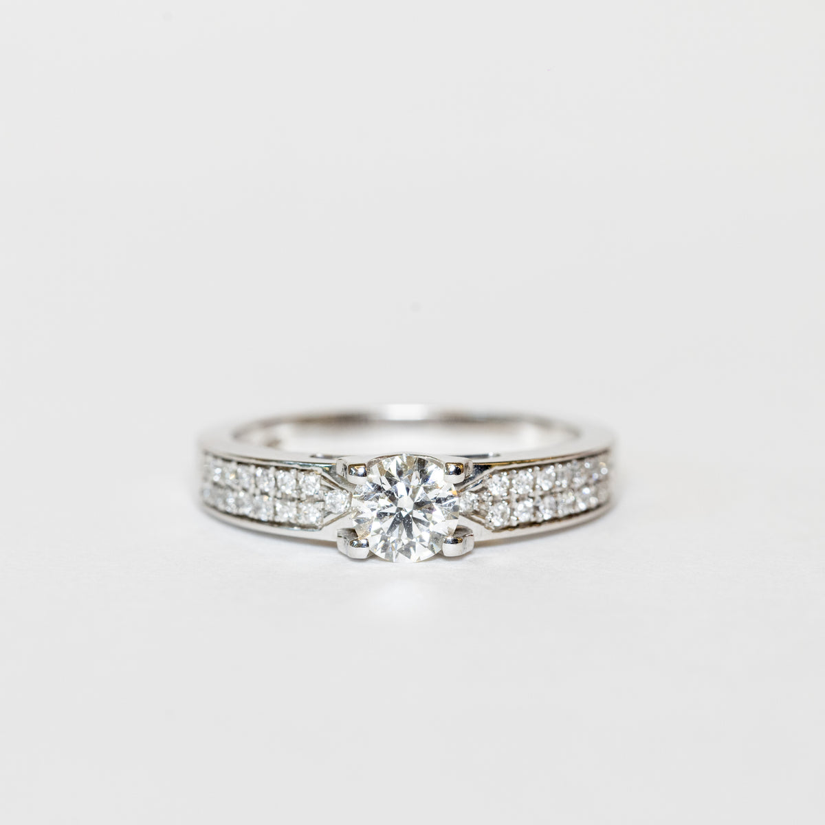 Anello Solitario Con Diamanti Laterali In Oro Bianco 18 Kt E diamante centrale da 0.45kt
