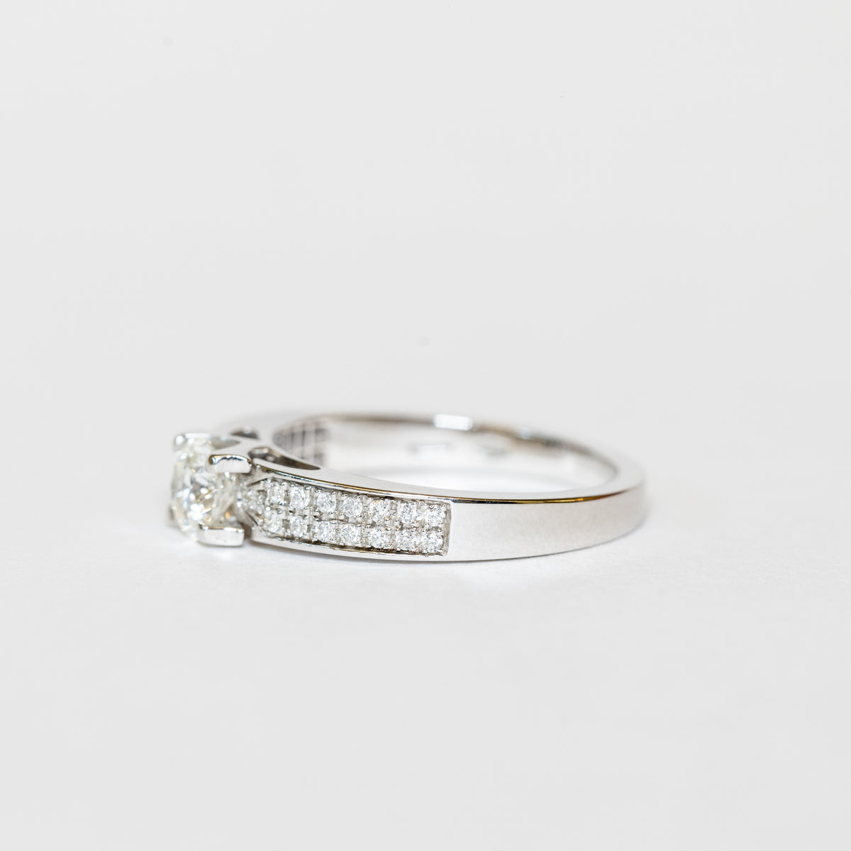 Anello Solitario Con Diamanti Laterali In Oro Bianco 18 Kt E diamante centrale da 0.45kt