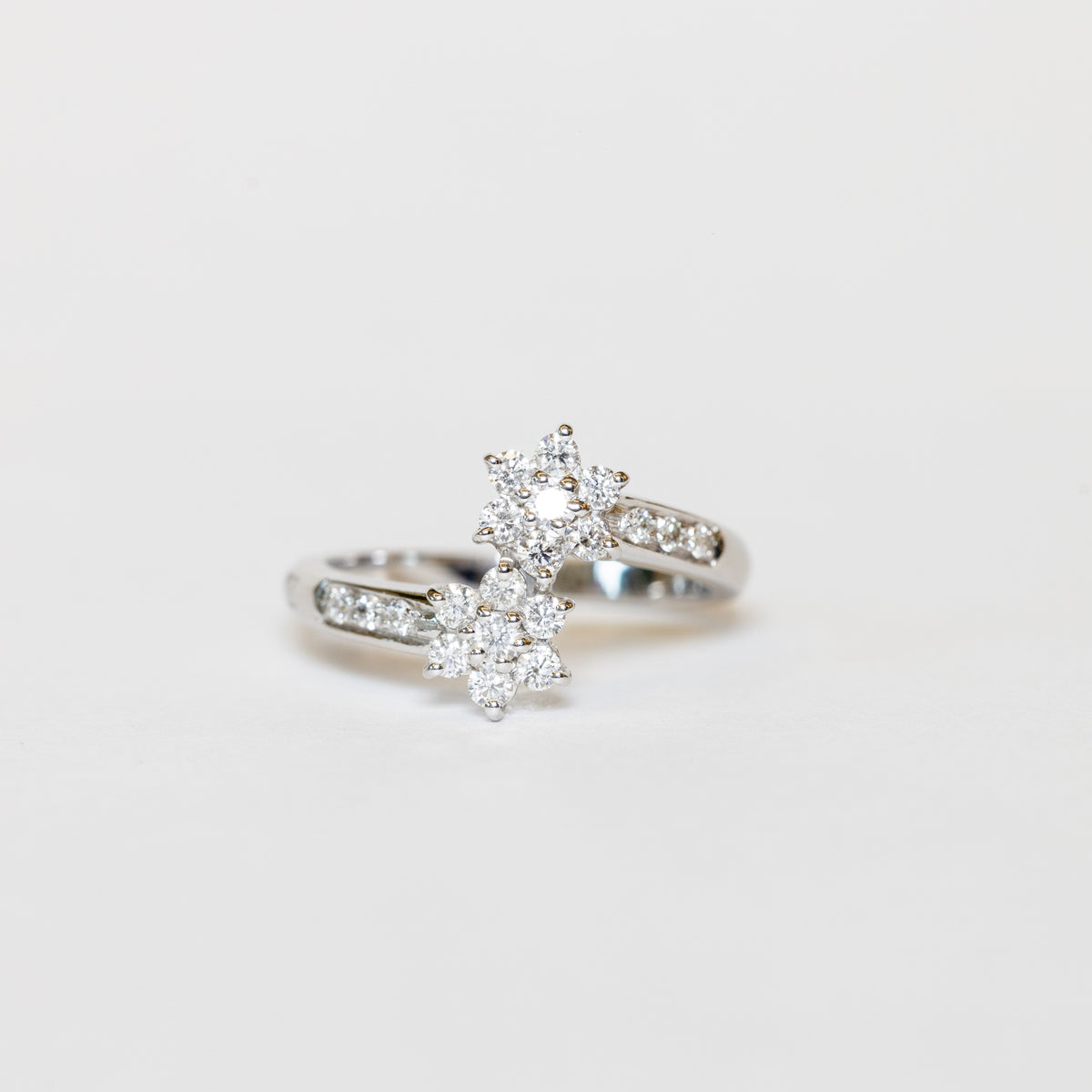 Contrariè Fantasy Flowers Ring in 18 KT White Gold with Diamond Pavè