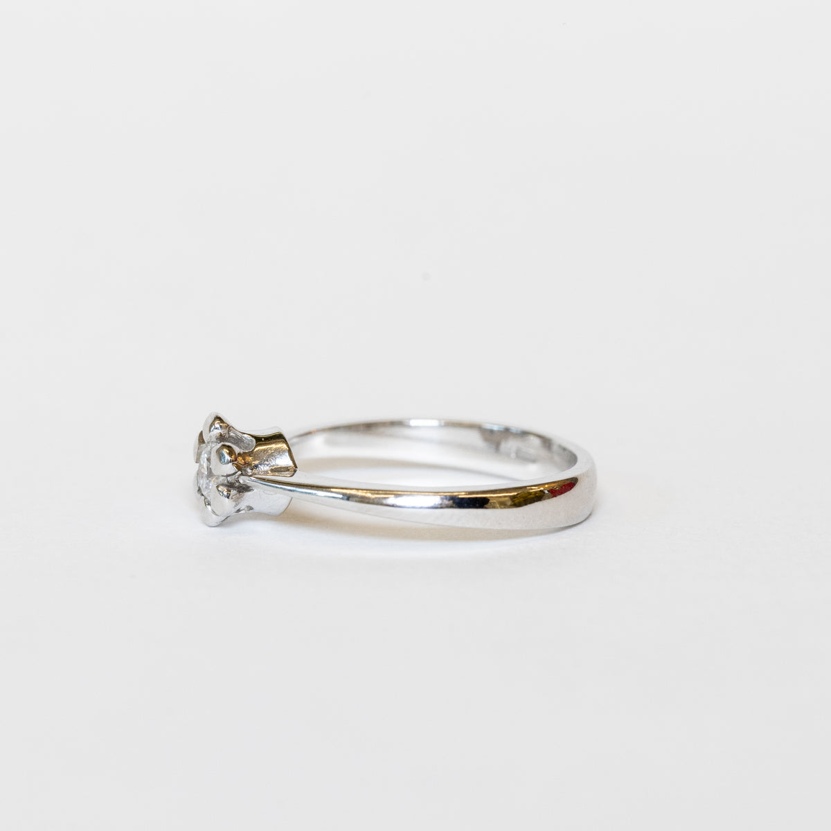 18K White Gold Daisy Shape Solitaire Ring with Diamond