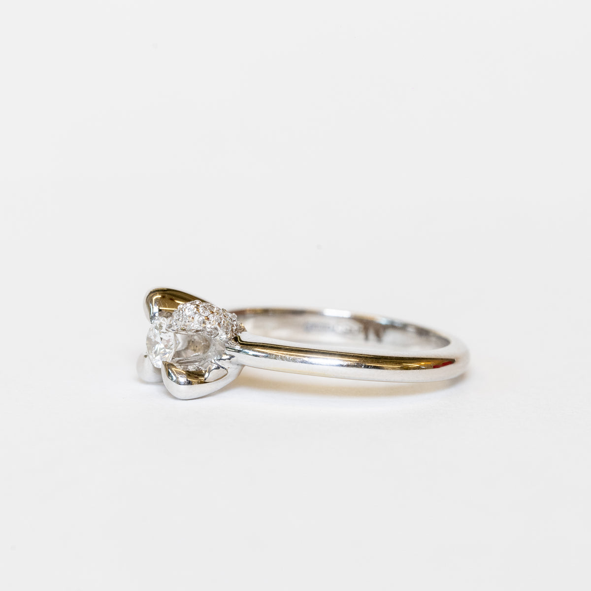 18K White Gold Solitaire Ring With Diamond And Pavé Claw