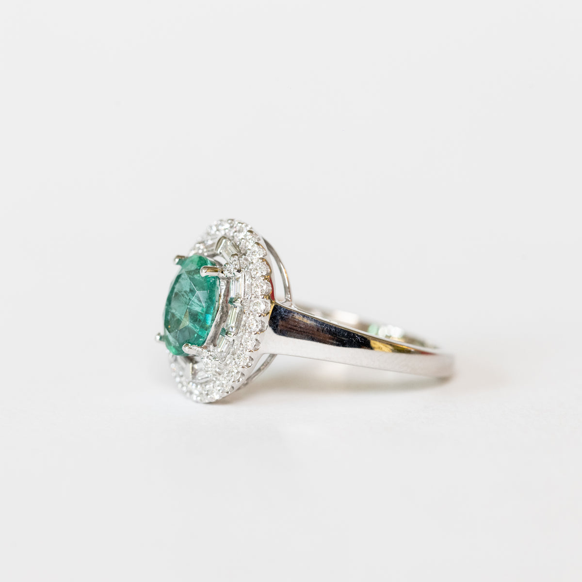 18K White Gold Ring With Central Emerald And Double Row Of Illussion Diamonds