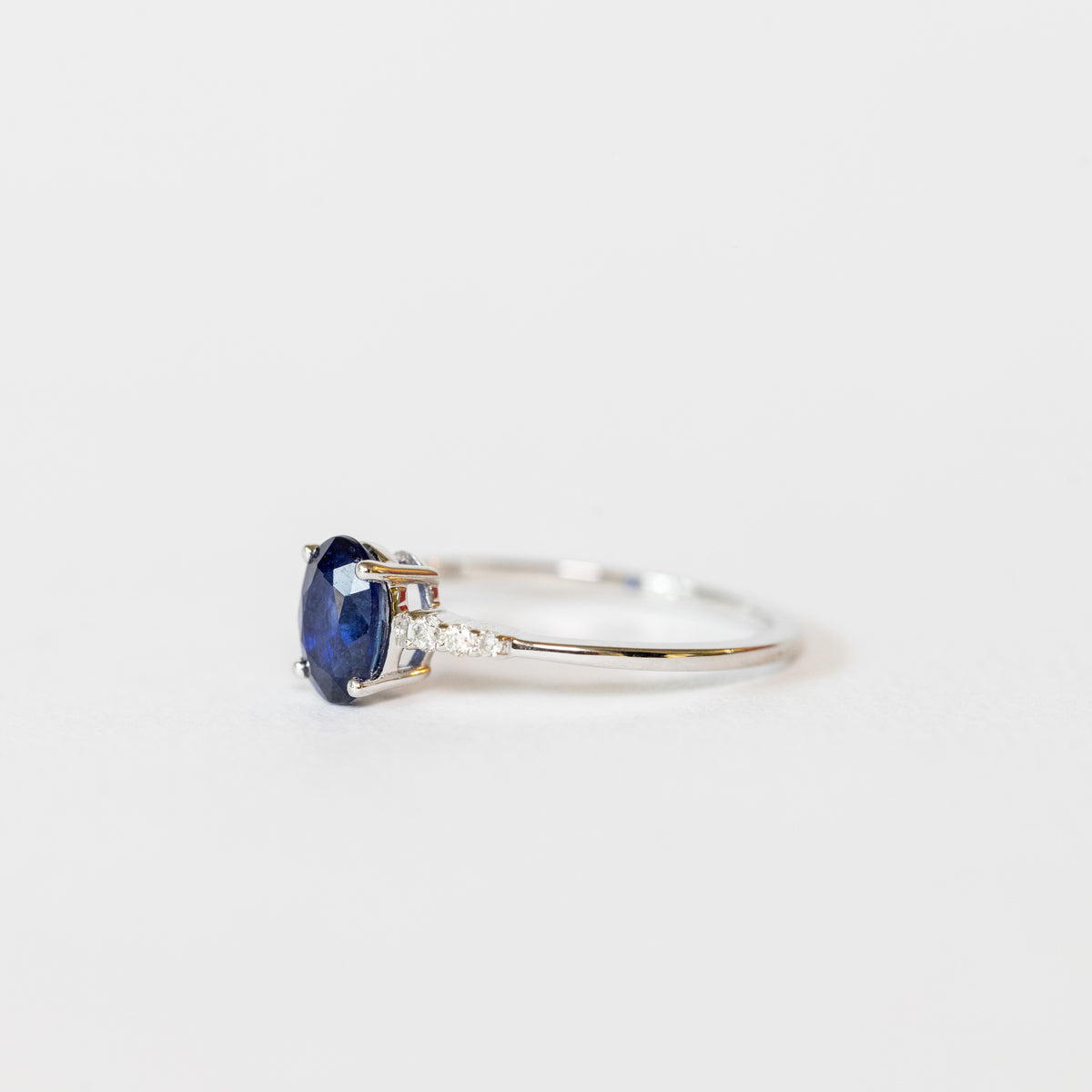 18KT White Gold Solitaire Ring with Oval-Shaped Sapphire and Diamonds