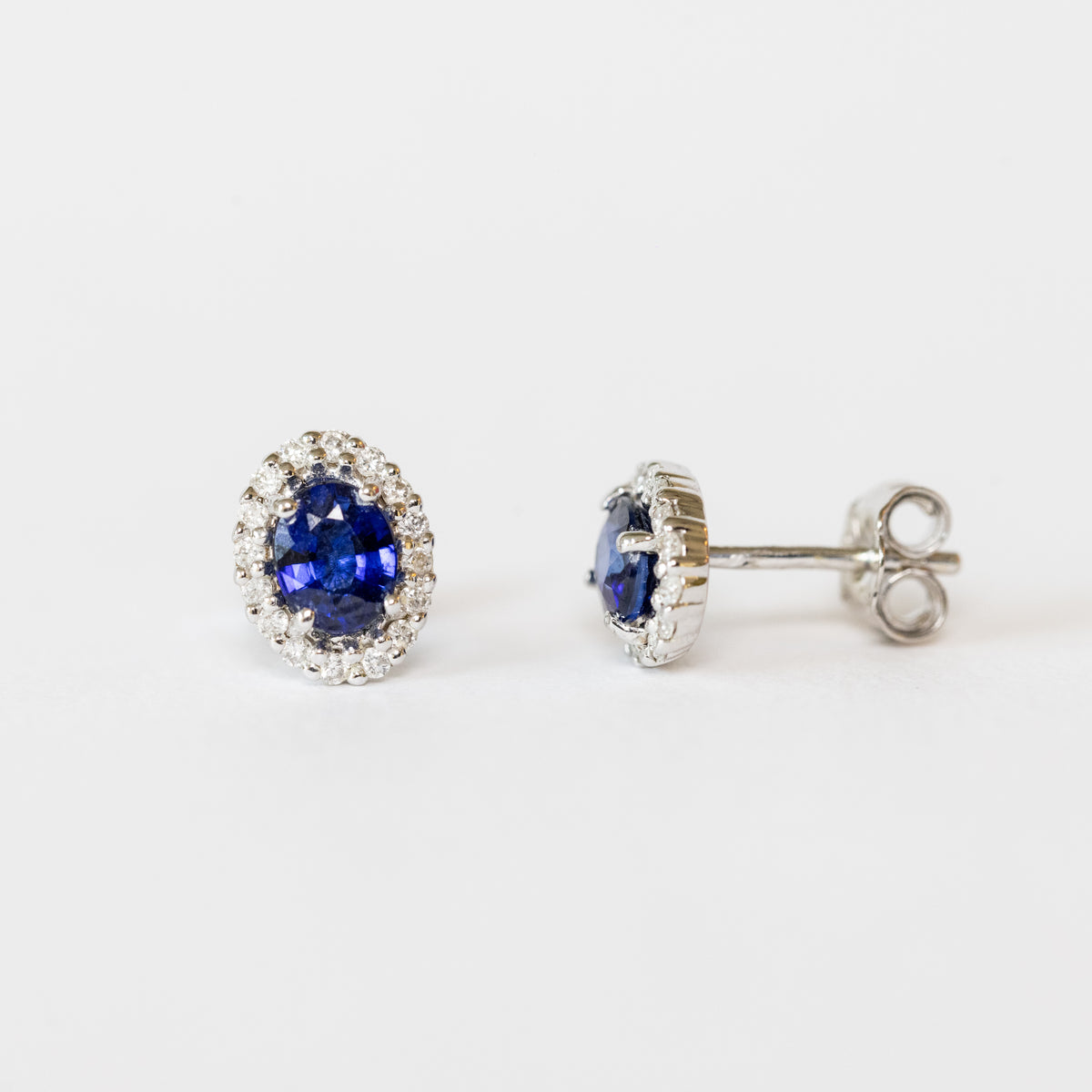 Orecchini in oro bianco 18 kt con zaffiri e giro di diamanti