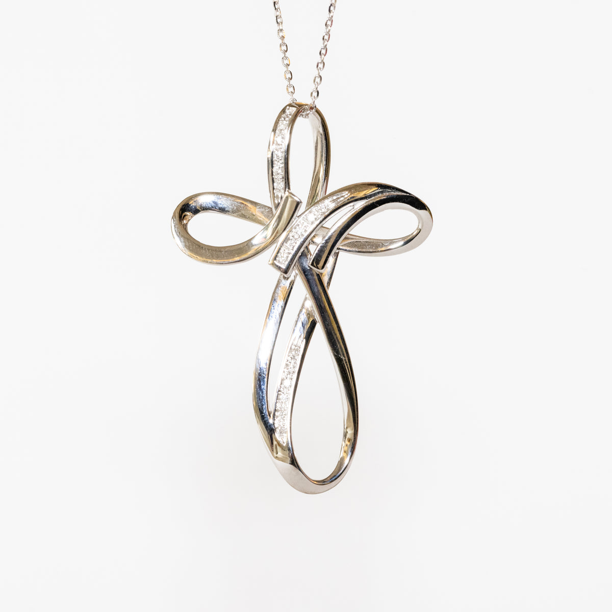 Collana in oro bianco 18 kt con croce in diamanti