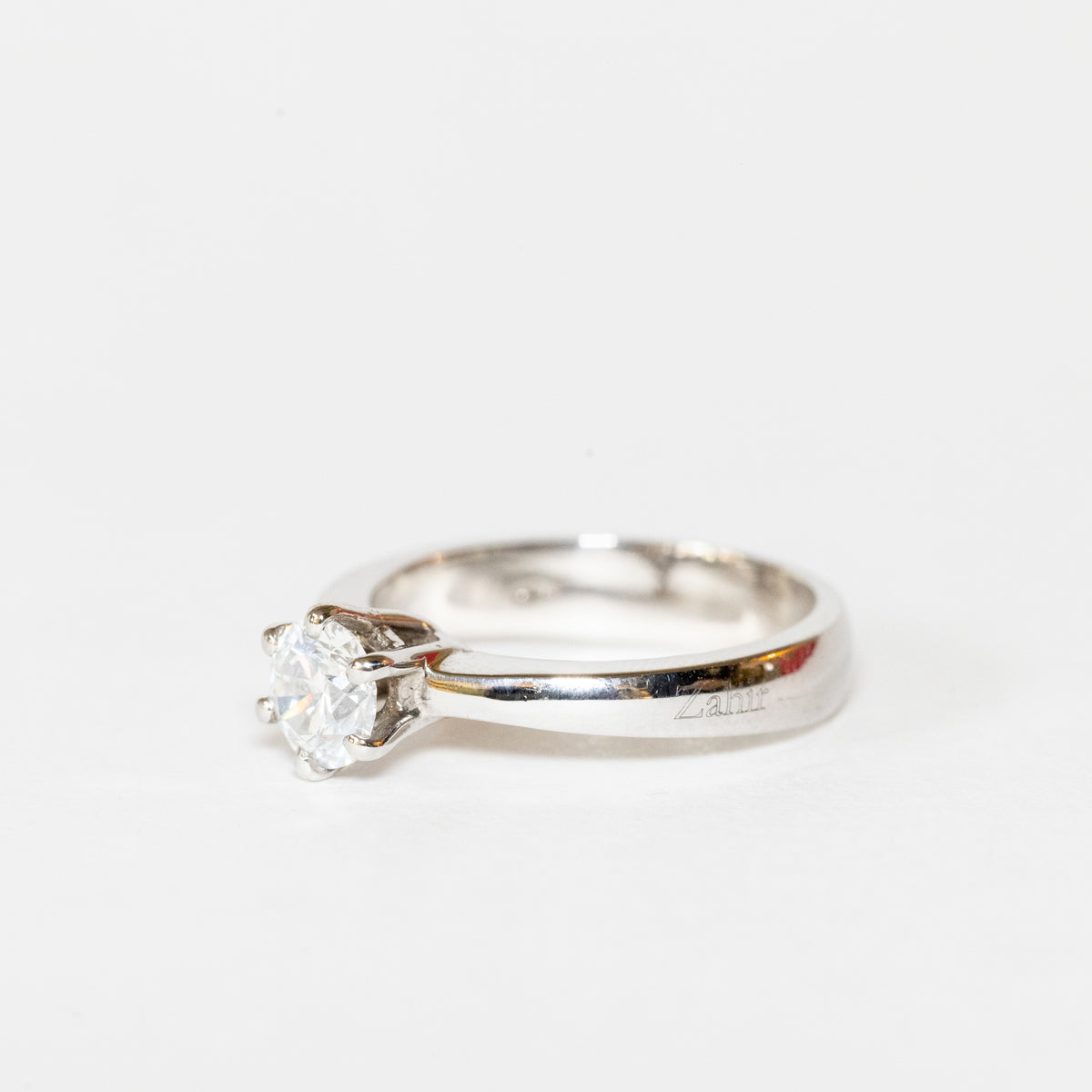 Anello solitario a 6 griffe in oro bianco 18 kt con diamante