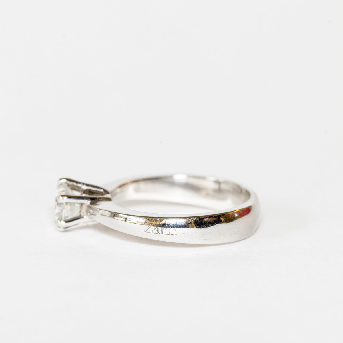 Anello solitario a 6 griffe in oro bianco 18 kt con diamante