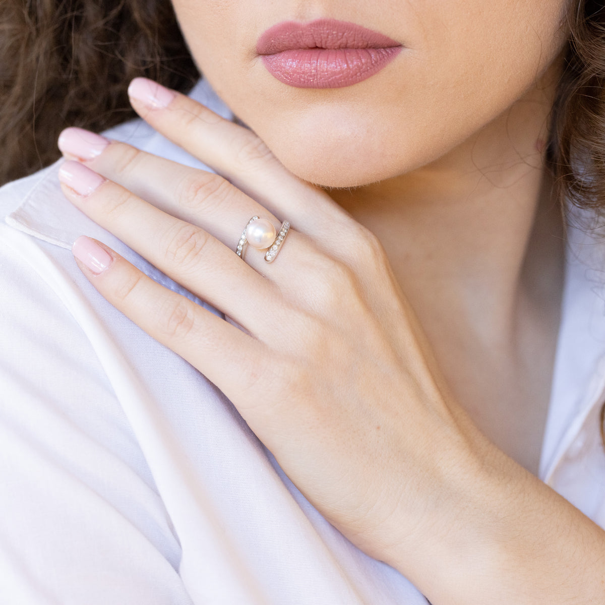 Anello in Oro Bianco 18kt  con Perla Akoya  centrale e Diamanti