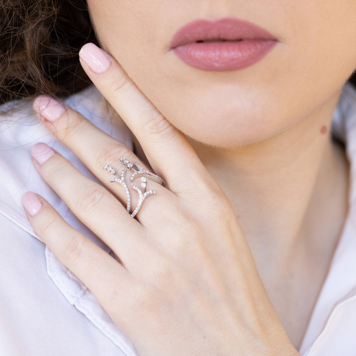 Anello tris di fiori in oro bianco 18 kt e diamanti