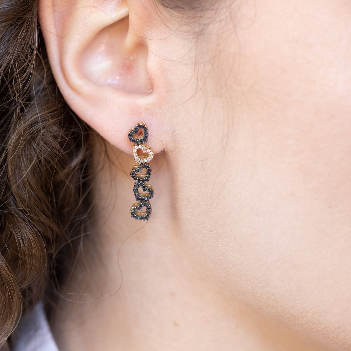 Orecchini mille cuori in oro giallo 18 kt con diamanti bianchi e neri