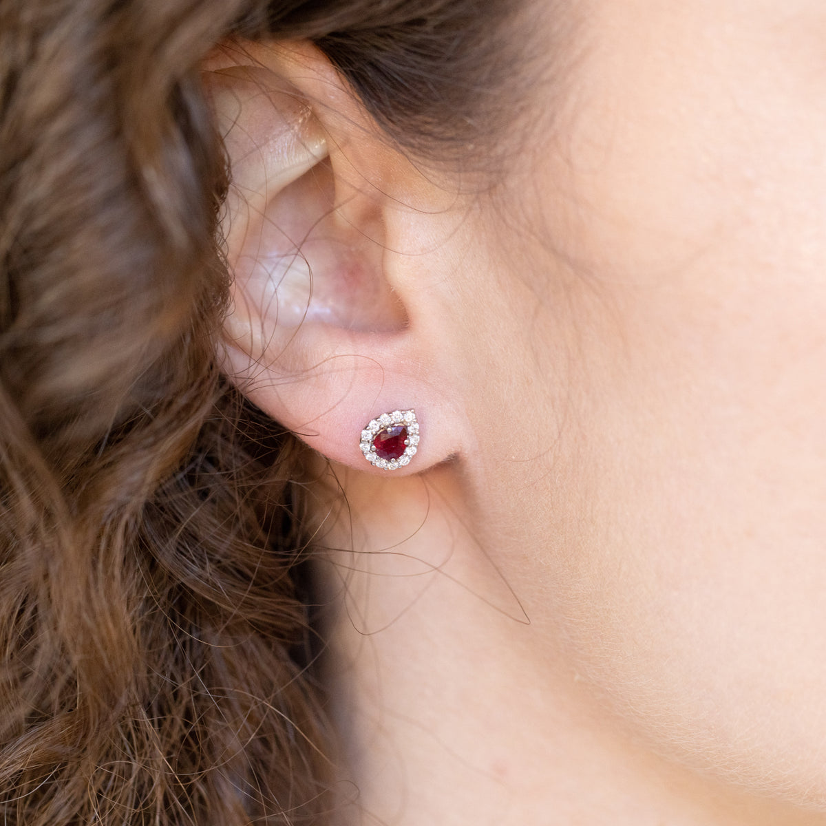 Orecchini in oro bianco 18 kt con rubini a forma di goccia e giro di diamanti