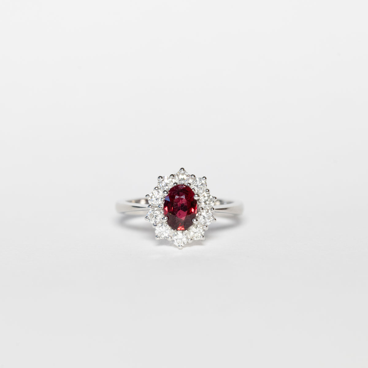 Anello in Oro Bianco 18 kt con Rubino centrale e Diamanti