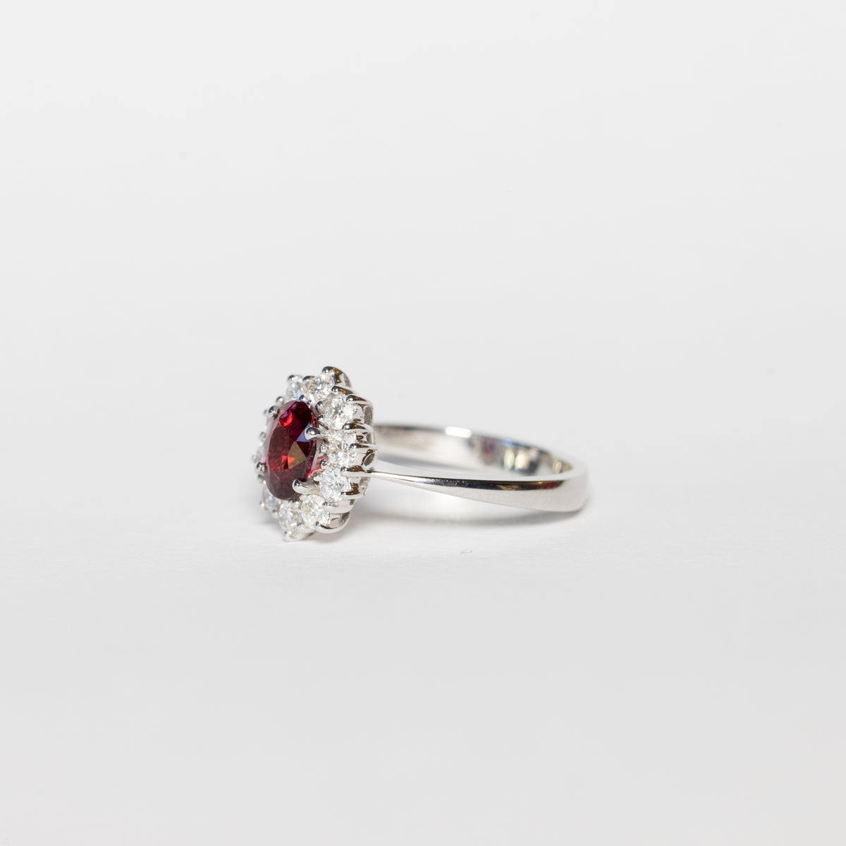 Anello in Oro Bianco 18 kt con Rubino centrale e Diamanti